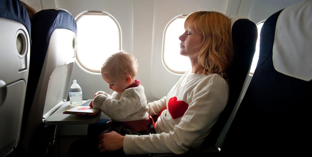 Viajar con Bebé en Avión: FAQs a Regulaciones de Aerolíneas